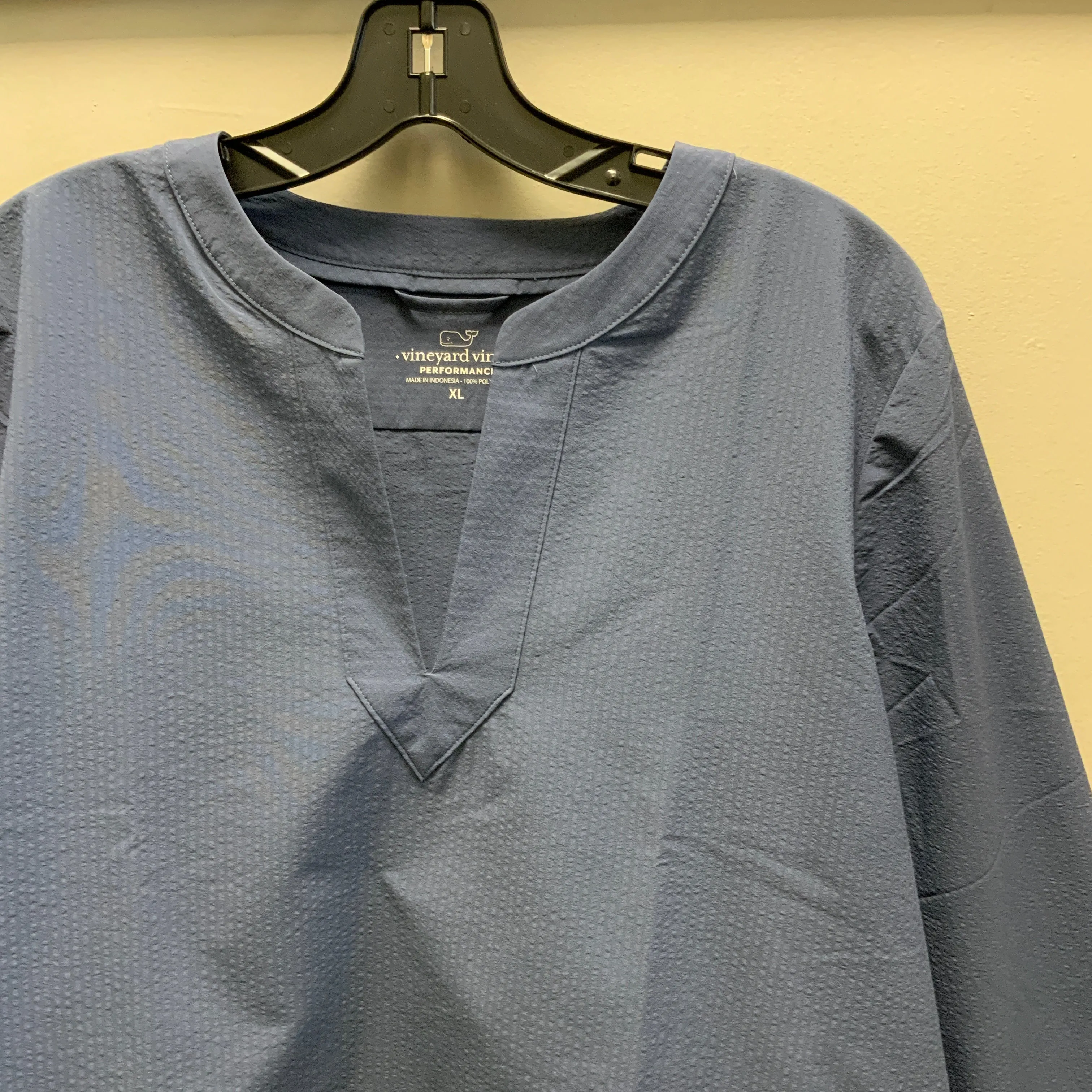 Athletic Top Long Sleeve Crewneck By Vineyard Vines In Blue, Size: Xl